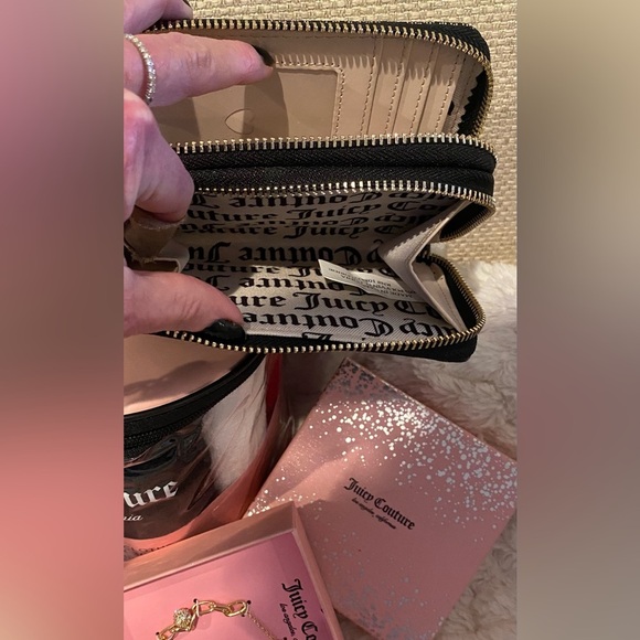 Juicy Couture 3 pc Set, MSRP $148 Wristlet,
charm bracelet, wash clothes 💋 NEW - Picture 7 of 7